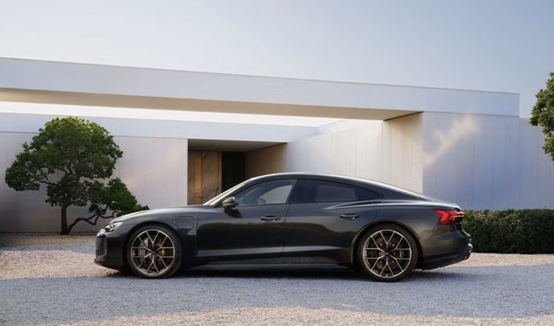 Audi e-tron GT S view 2